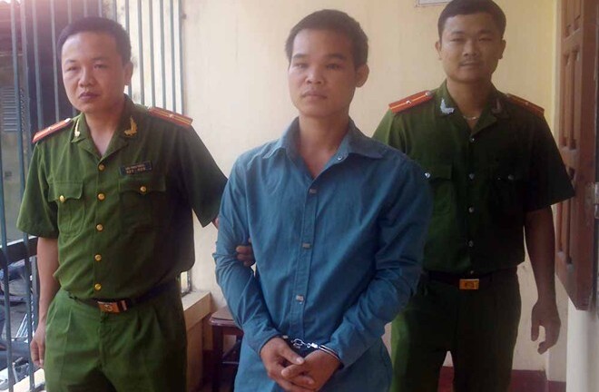 “Yêu râu xanh” cưỡng hiếp vợ trước mặt chồng